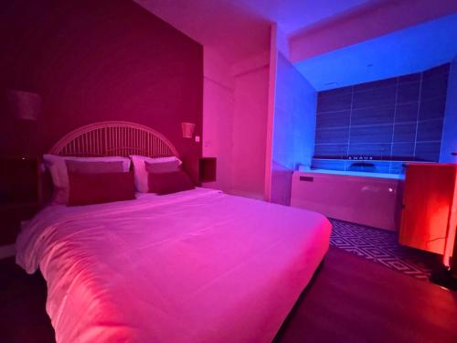 Кровать или кровати в номере L'Escale Appartements et Suites en bord de Mer