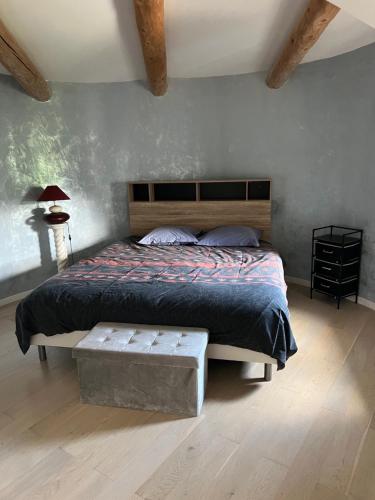 une chambre avec un grand lit avec une tête de lit en bois dans l'établissement Château Emile Loubet - appartement Maréchal Lyautey, à La Bégude-de-Mazenc