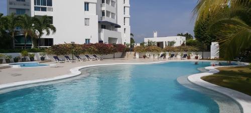 A piscina localizada em Large Apartment with Ocean View ou nos arredores