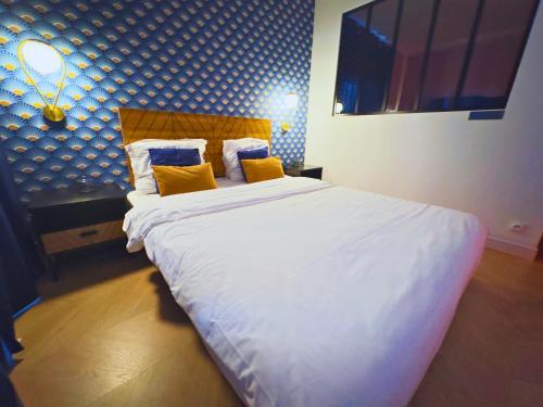 Кровать или кровати в номере L'Escale Appartements et Suites en bord de Mer