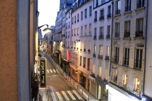 - une vue depuis la fenêtre d'une rue avec des bâtiments dans l'établissement Bright and design appt near Grands Boulevards, à Paris