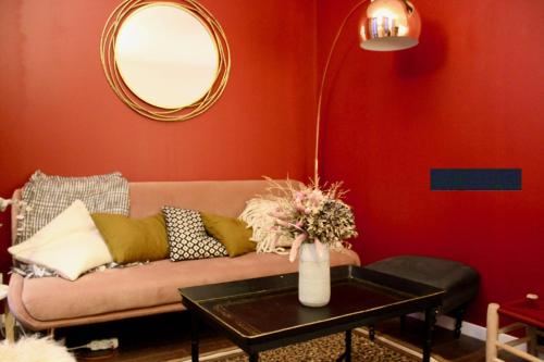 un salon avec un canapé et une table dans l'établissement Bright and design appt near Grands Boulevards, à Paris