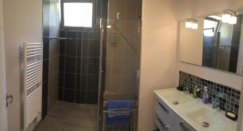 une salle de bain avec douche et lavabo dans l'établissement Havre de Paix au soleil, à Bandol