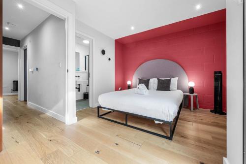 Postel nebo postele na pokoji v ubytování Free Parking - Roof Terrace - Luxury Townhouse