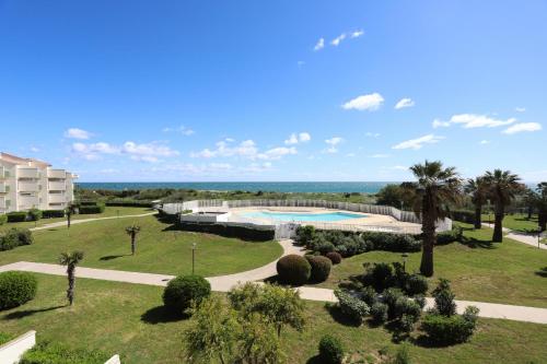 - une vue aérienne sur un parc avec une piscine dans l'établissement St cyprien appart vue mer 2 a 4 personnes avec piscine, à Saint-Cyprien