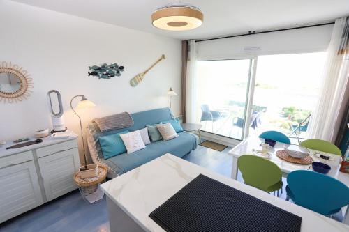 un salon avec un canapé et une table dans l'établissement St cyprien appart vue mer 2 a 4 personnes avec piscine, à Saint-Cyprien