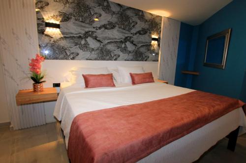 Кровать или кровати в номере Hotel y Termales Castillo Del Lago Guatape