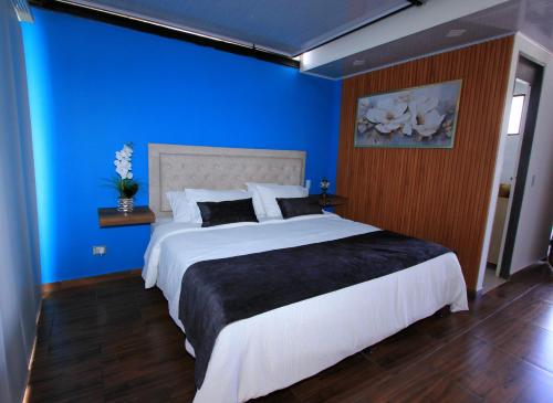 Кровать или кровати в номере Hotel y Termales Castillo Del Lago Guatape