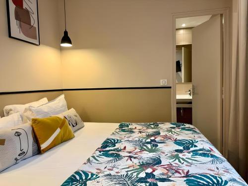 Кровать или кровати в номере Hotel Lilas Blanc