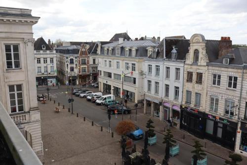 - une vue sur une rue de la ville avec des bâtiments et des voitures dans l'établissement Le Théâtre - Hyper Centre, à Arras