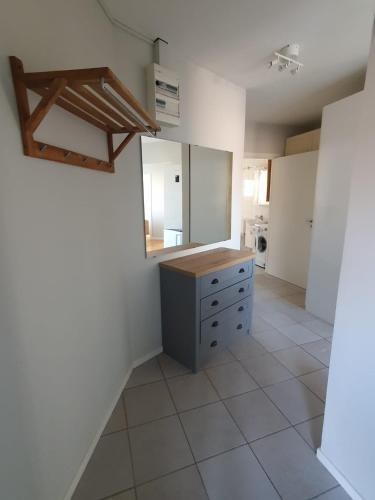 a bathroom with a sink and a mirror at 3 sovrum 3 bäddar 3 sovplatser in Ruda
