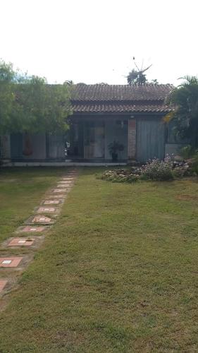 a house with a yard with a lawn sidx sidx sidx sidx at Recanto Drilê in Tatuí
