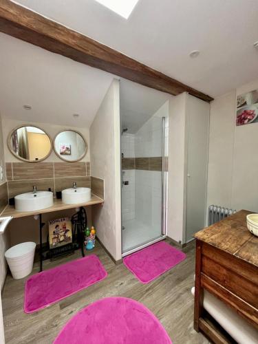 une salle de bain avec deux lavabos et une douche dans l'établissement Au vieux pressoir, à Montans