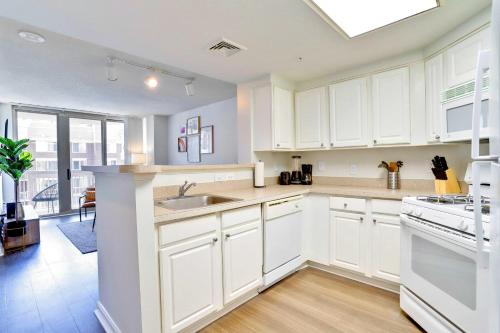Dapur atau dapur kecil di Modern Comfort in Ballston Prime Urban Location