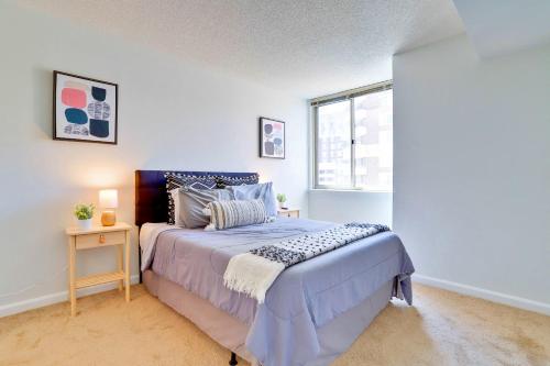 Katil atau katil-katil dalam bilik di Modern Comfort in Ballston Prime Urban Location
