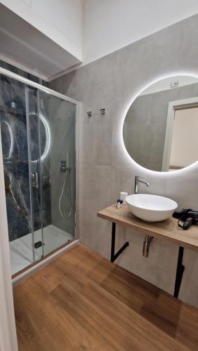 ein Badezimmer mit Waschbecken und Dusche in der Unterkunft B&B City Center in Neapel