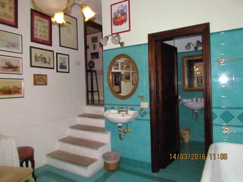 Un baño con dos lavabos y un espejo. en Villa Maria Bed & Breakfast, Corridonia, Marche, en Corridonia