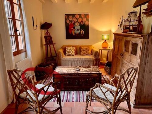 un salon avec un canapé, une table et des chaises dans l'établissement La Landaise - Les Maisons Huraia, à Vielle-Saint-Girons