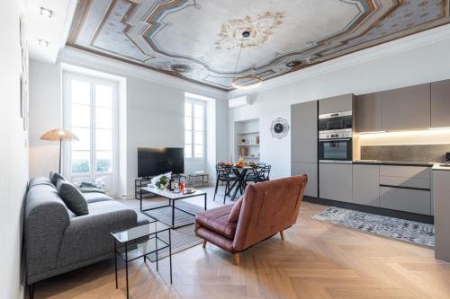 PHILIBERT - Traditional Apart with Historical Fresco