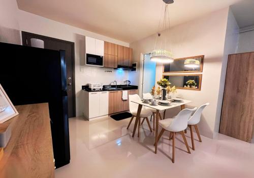 Kuchyň nebo kuchyňský kout v ubytování Deluxe Studio with Balcony & Free Private Gym - B2 2Garnet