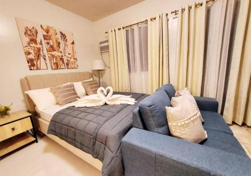 Postel nebo postele na pokoji v ubytování Deluxe Studio with Balcony & Free Private Gym - B2 2Garnet