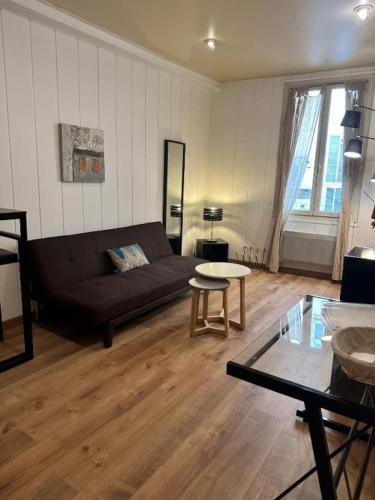 un salon avec un canapé et une table dans l'établissement BOSIO RAOUL - Central and steps away from the sea, à Nice