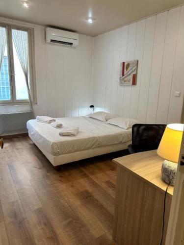 une chambre avec un lit et un bureau dans l'établissement BOSIO RAOUL - Central and steps away from the sea, à Nice