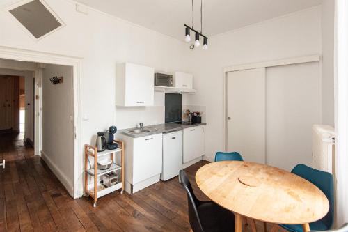 une cuisine et une salle à manger avec une table et des chaises dans l'établissement Karijini Apartment 1 bedroom - City Center - Poitiers, à Poitiers