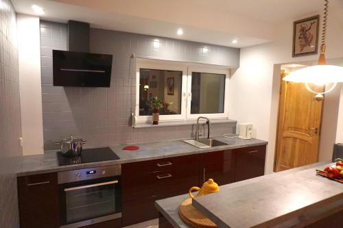 eine Küche mit Spüle und Arbeitsplatte in der Unterkunft Insko Home & Sauna in Ińsko