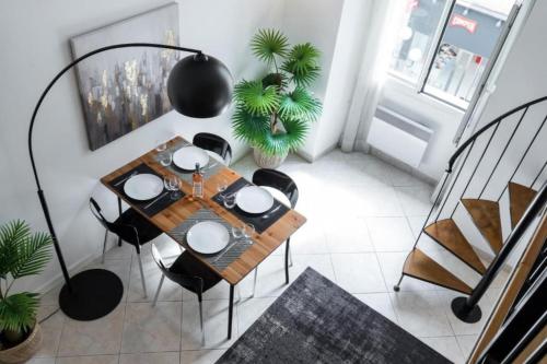 une salle à manger avec une table et des chaises dans l'établissement MASSENA 2 - Great location Massena Square with AC, à Nice
