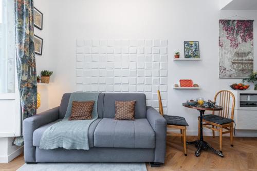 un salon avec un canapé et une table dans l'établissement FOCH - Superb Suite w AC Downtown, à Nice