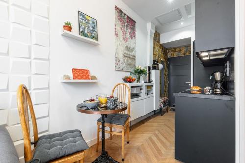 - une petite cuisine avec une petite table dans une chambre dans l'établissement FOCH - Superb Suite w AC Downtown, à Nice