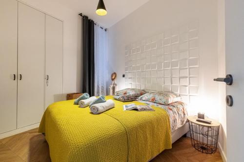 - une chambre avec un lit jaune et des serviettes dans l'établissement FOCH - Superb Suite w AC Downtown, à Nice