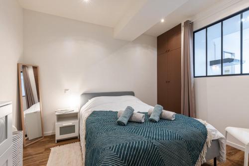 une chambre avec un lit et une grande fenêtre dans l'établissement MARI 71 - Unique Apt Near Sea, à Nice