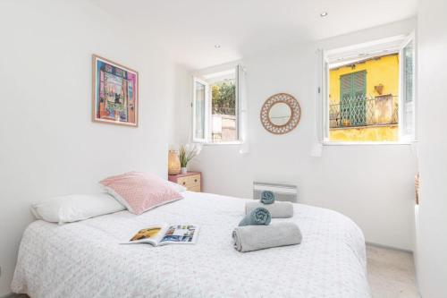 une chambre blanche avec un lit et deux fenêtres dans l'établissement MALONAT - Cosy Apart in Old Town w AC, à Nice