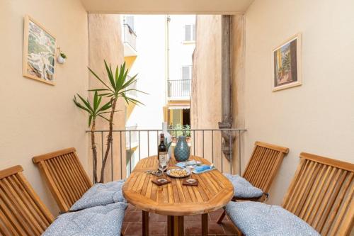- une table en bois avec des chaises dans l'établissement MALONAT - Cosy Apart in Old Town w AC, à Nice