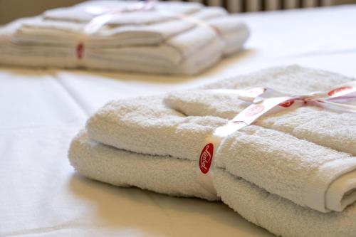 Una pila de toallas encima de una mesa en Apartment la Rocca, en Manerba del Garda