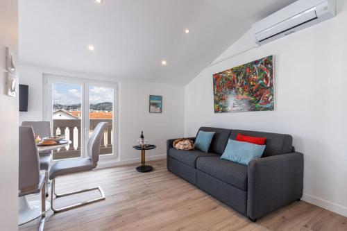 un salon avec un canapé et une table dans l'établissement SPITALIERI 2 - Superb Terrace Panoramic View AC, à Nice