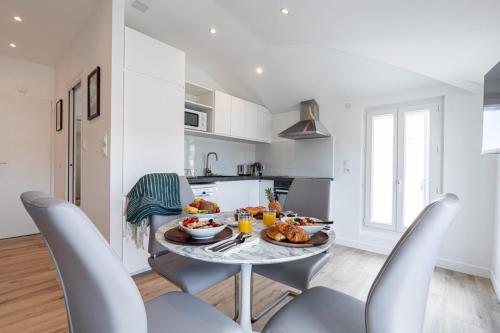 une cuisine et une salle à manger avec une table et de la nourriture. dans l'établissement SPITALIERI 2 - Superb Terrace Panoramic View AC, à Nice