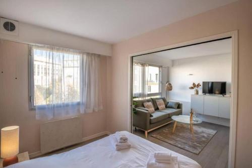 une chambre avec un lit et un salon dans l'établissement JOFFRE 2-4 - Bright Central 1 bedroom Near Massena, à Nice