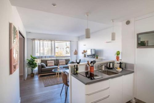 une cuisine et un salon avec un canapé dans l'établissement JOFFRE 2-4 - Bright Central 1 bedroom Near Massena, à Nice