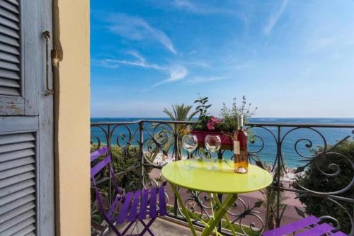 une table et des chaises sur un balcon avec l'océan dans l'établissement ETATS UNIS 894 - Stunning on Sea Front w AC, à Nice