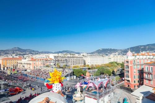 une vue aérienne d'une ville avec une foule de gens dans l'établissement MASSENA 44 - Stunning studio on Masséna Square, à Nice