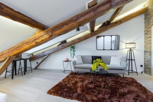 - un salon avec un canapé blanc et un tapis dans l'établissement MASSENA 44 - Stunning studio on Masséna Square, à Nice