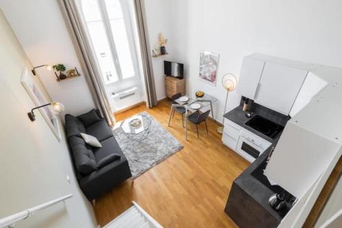 - un salon avec un canapé noir dans l'établissement DELOYE - Spacious Quiet studio wAc near Old Town, à Nice