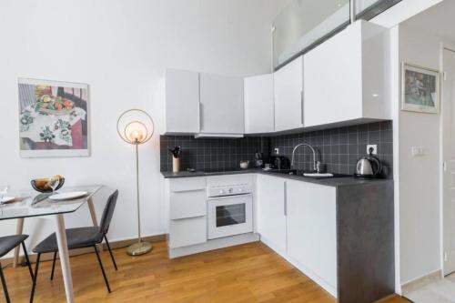 MY CASA - DELOYE - Spacious Quiet studio w AC near Old Town