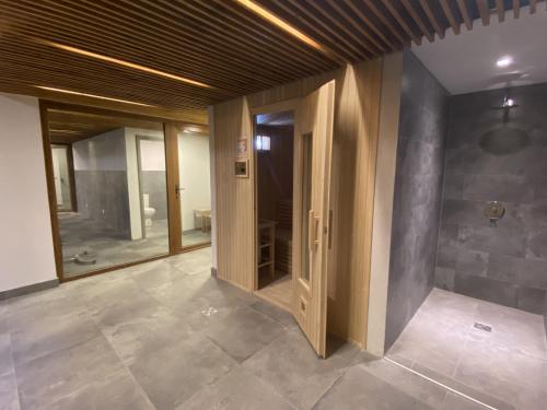 a room with a walk in shower and glass doors at Álamos de los Andes - Andarlibre in San Martín de los Andes