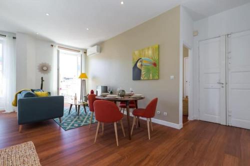 un salon avec une table et des chaises rouges dans l'établissement GIOFFREDO 55 - 2 beds w AC on Massena Square, à Nice