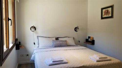 a bedroom with a bed with two towels on it at Álamos de los Andes - Andarlibre in San Martín de los Andes
