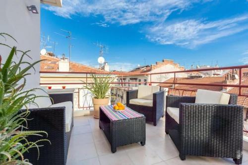 d'un balcon sur le toit avec des chaises et des tables en osier. dans l'établissement DALPOZZO - 5min walk to beach, à Nice